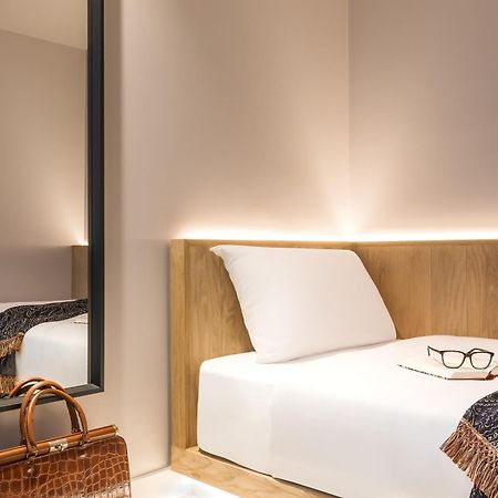 Zedwell Underground Hotel Tottenham Court Rd London Exteriör bild