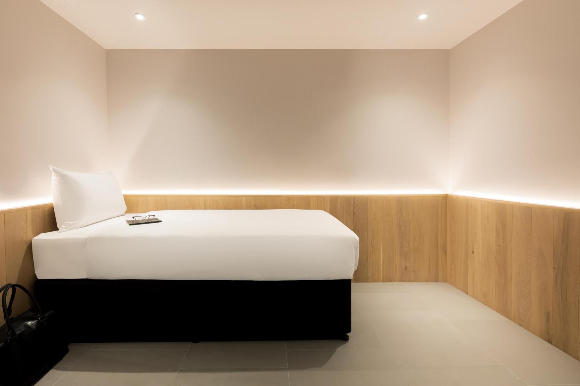 Zedwell Underground Hotel Tottenham Court Rd London Exteriör bild